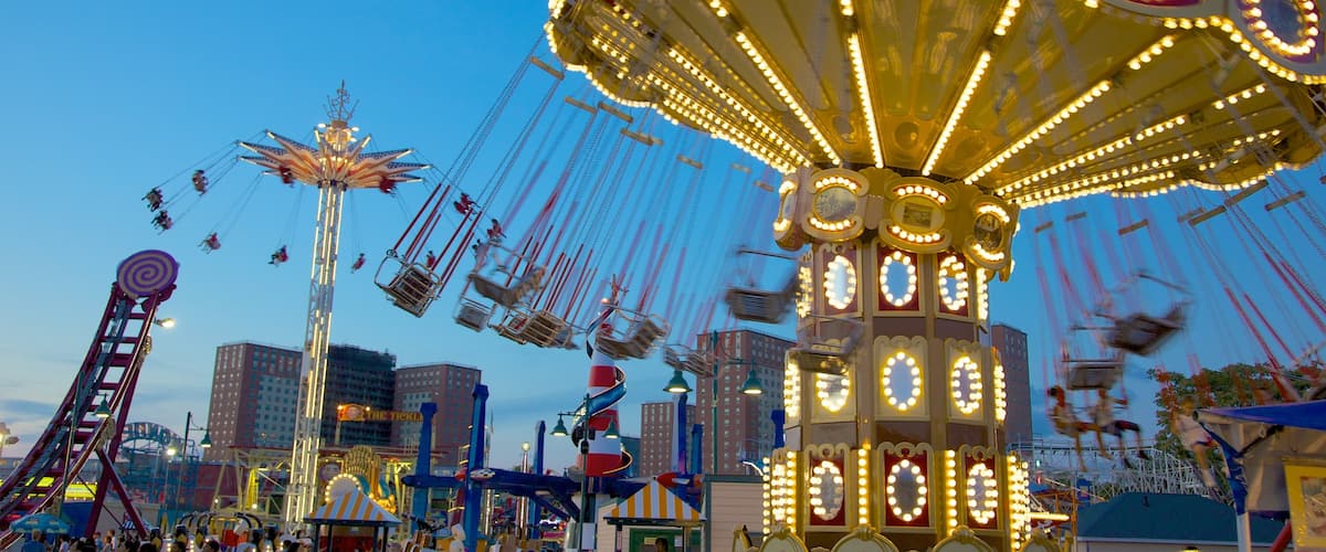Coney Island ofreciendo escenas nocturnas y paseos