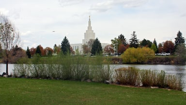 Idaho Falls showing a river or creek and a garden