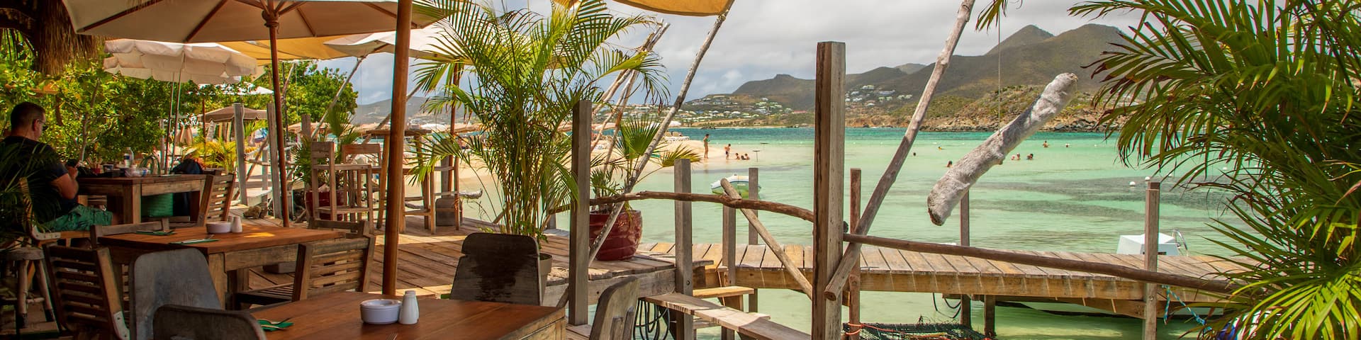 Pinel Island showing general coastal views and cafe scenes