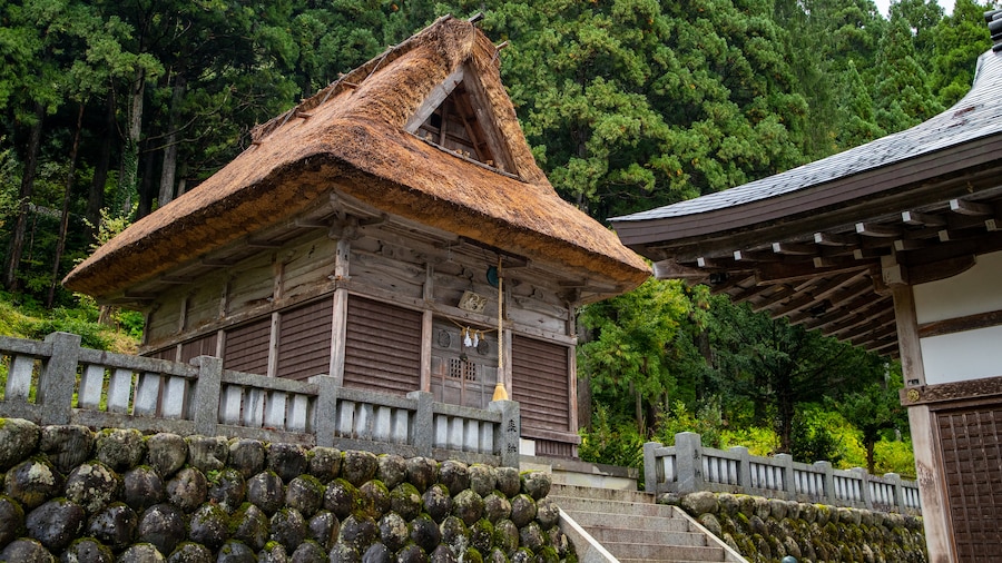 Hakusan Shrine featuring a temple or place of worship and heritage elements
