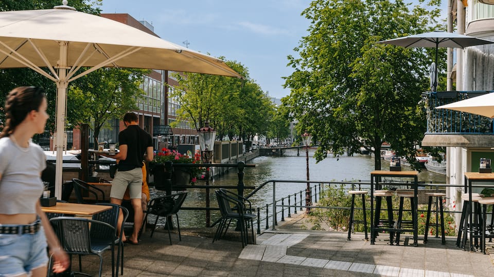 Nieuwmarkt en Lastage which includes street scenes and a river or creek