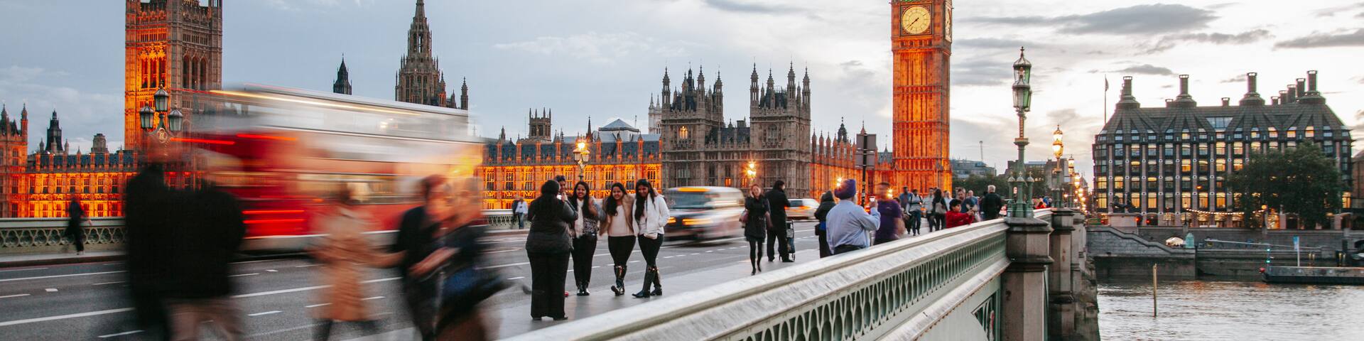 Victoria showing heritage architecture, street scenes and a monument