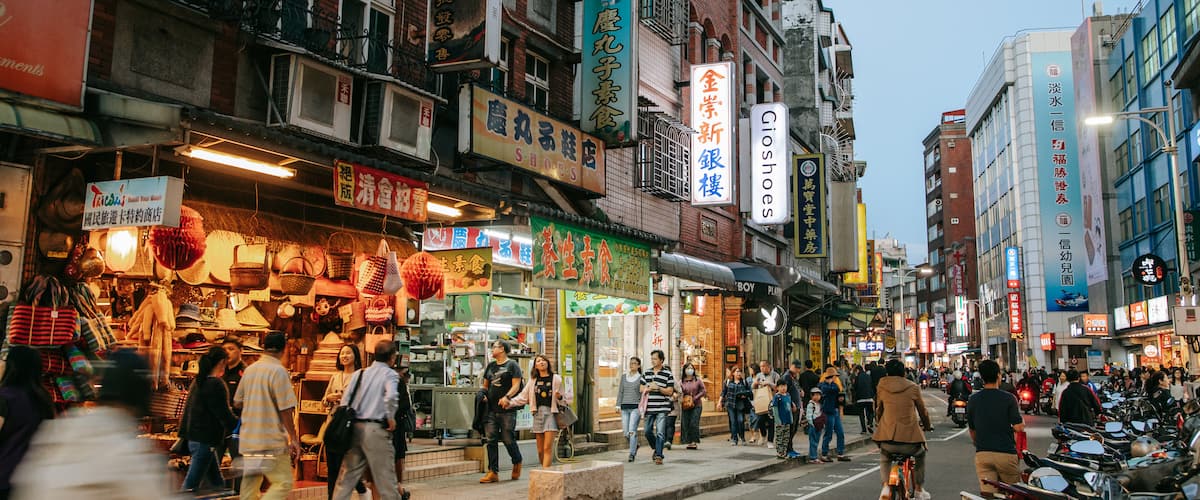 Tamsui showing street scenes and a city