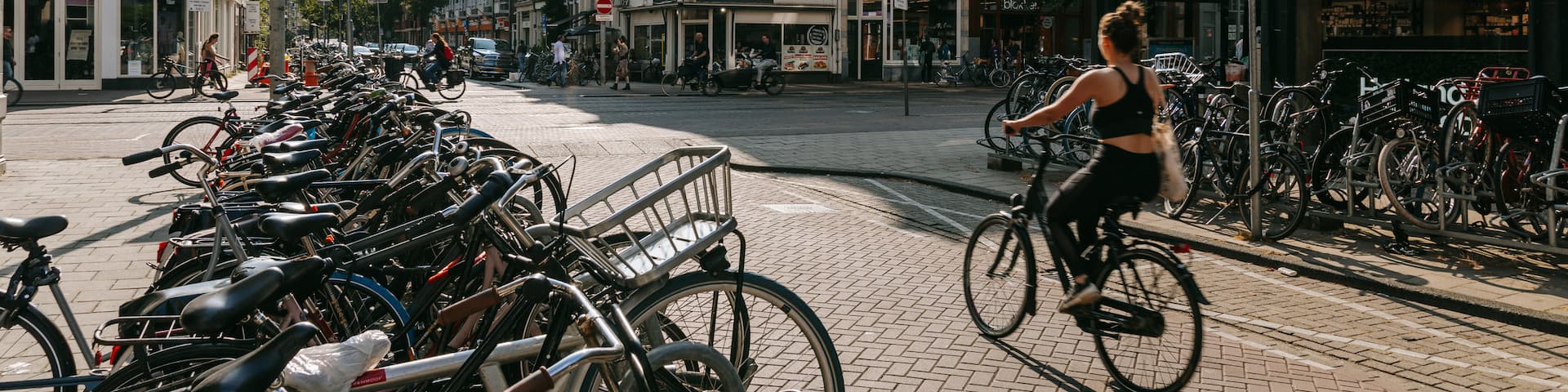 De Pijp showing cycling and street scenes as well as an individual femail