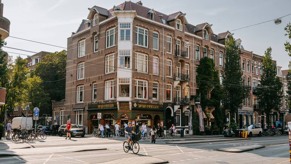 Oud-Zuid featuring street scenes, heritage elements and a city