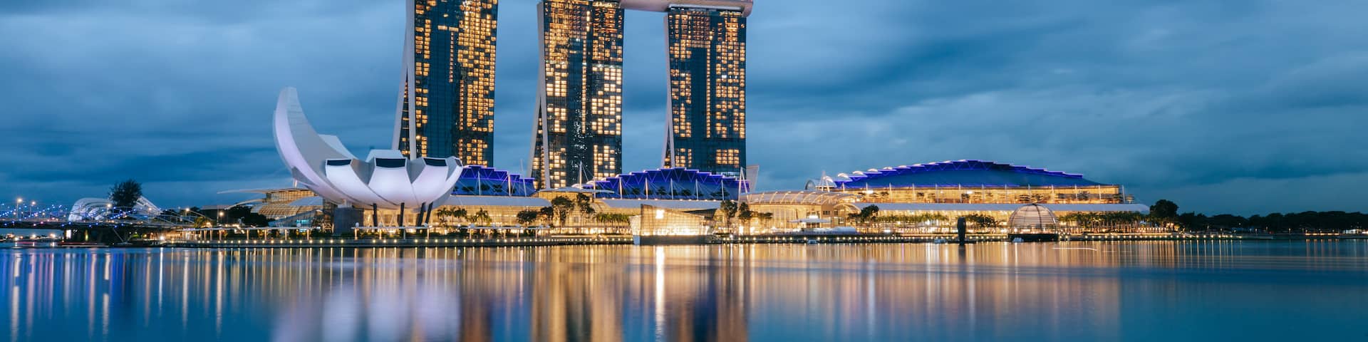 Marina Bay showing a skyscraper, a bay or harbor and modern architecture