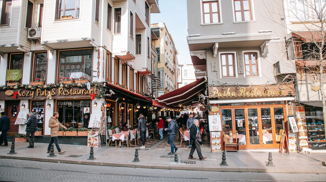 Eminönü which includes a city and street scenes