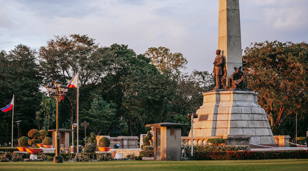 Rizal Park showing a garden, a statue or sculpture and a sunset