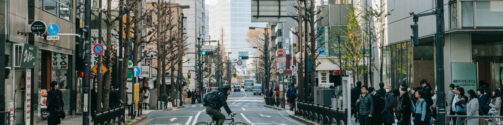 Chiyoda showing street scenes, a city and cycling