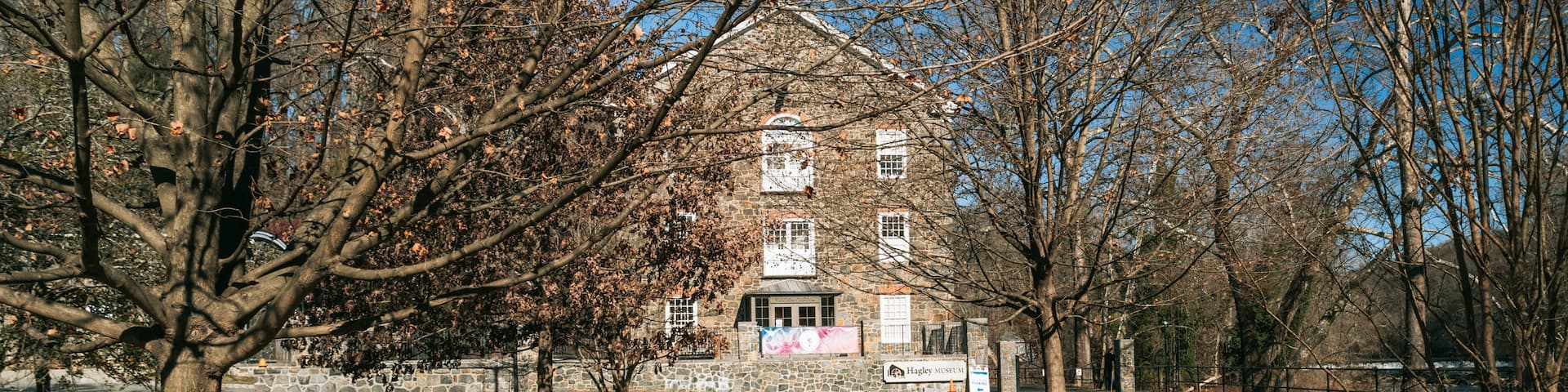Hagley Museum and Library showing autumn leaves and a park