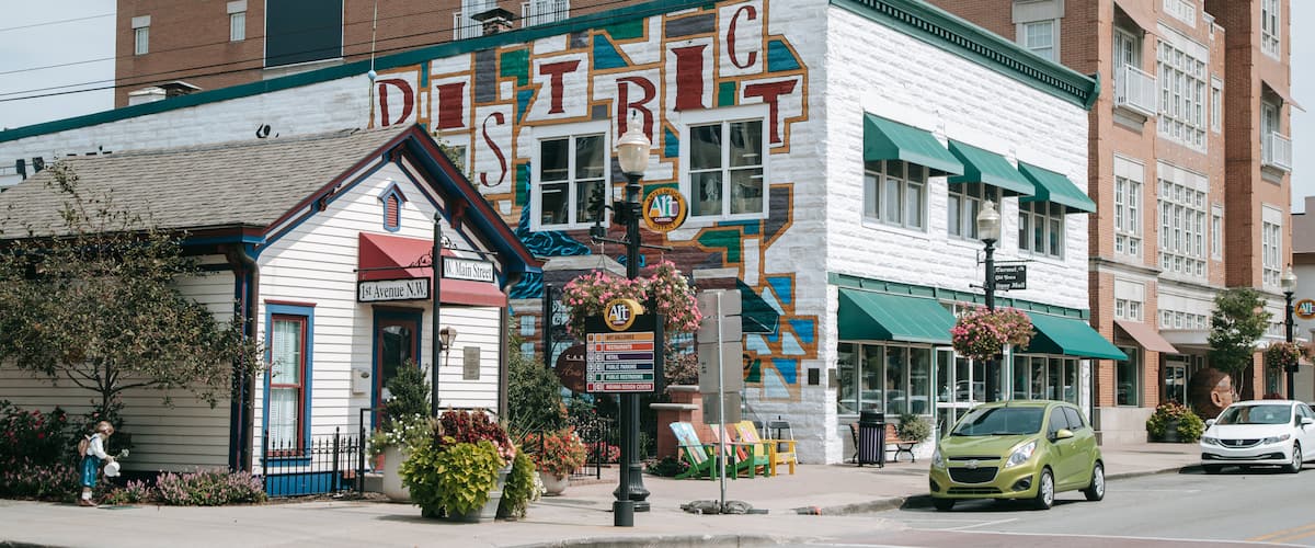 Carmel Arts and Design District showing outdoor art