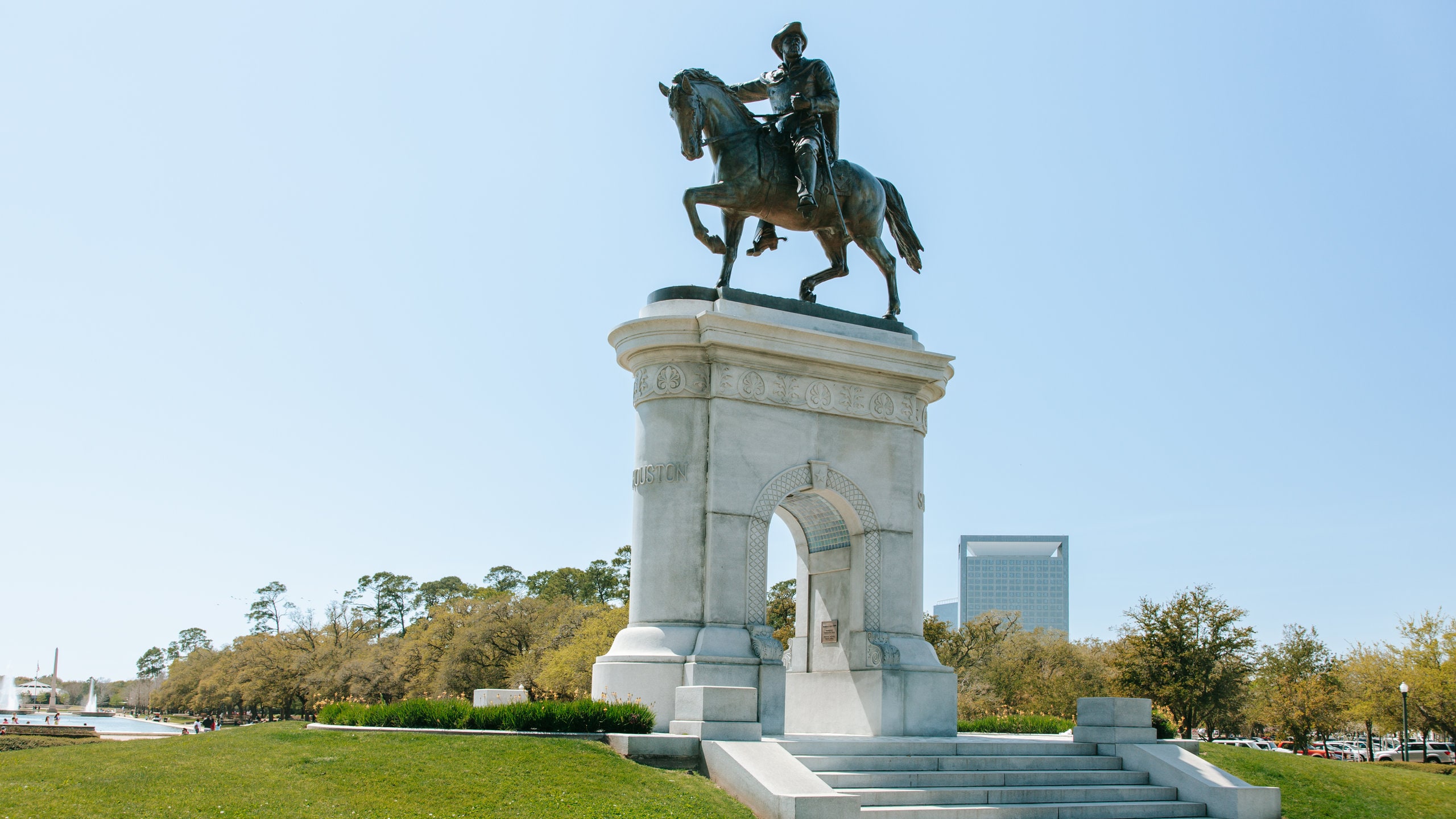 Hermann Park showing a statue or sculpture and a garden