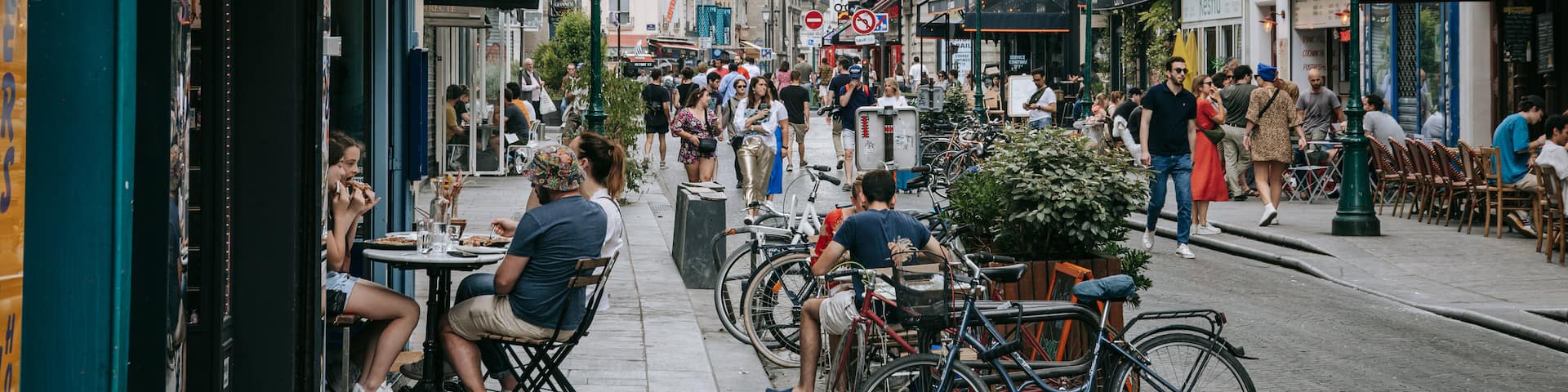Les Halles featuring street scenes, outdoor eating and a city