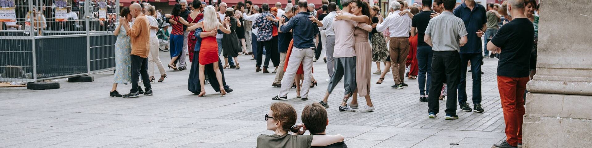 Palais Royal showing street performance, street scenes and performance art