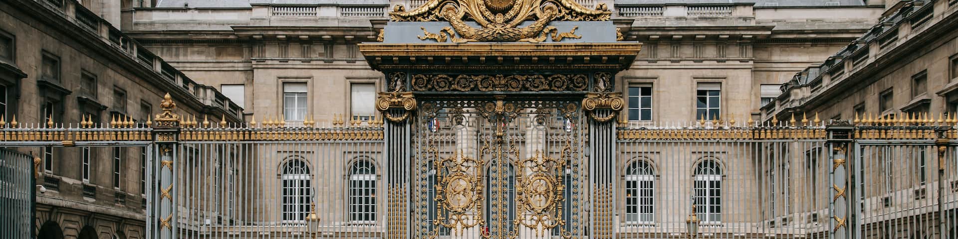 Sainte-Chapelle featuring street scenes and heritage architecture