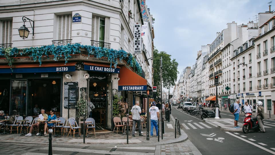 Quinze-Vingts featuring a city and street scenes