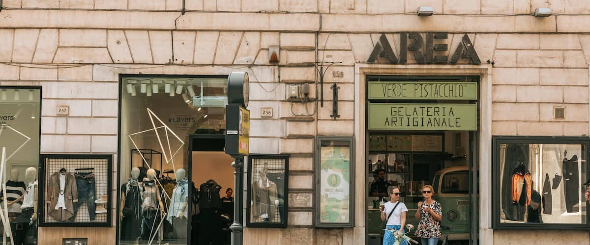 Repubblica showing street scenes and signage