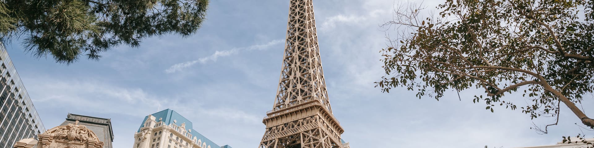 Las Vegas Eiffel Tower showing a city and modern architecture