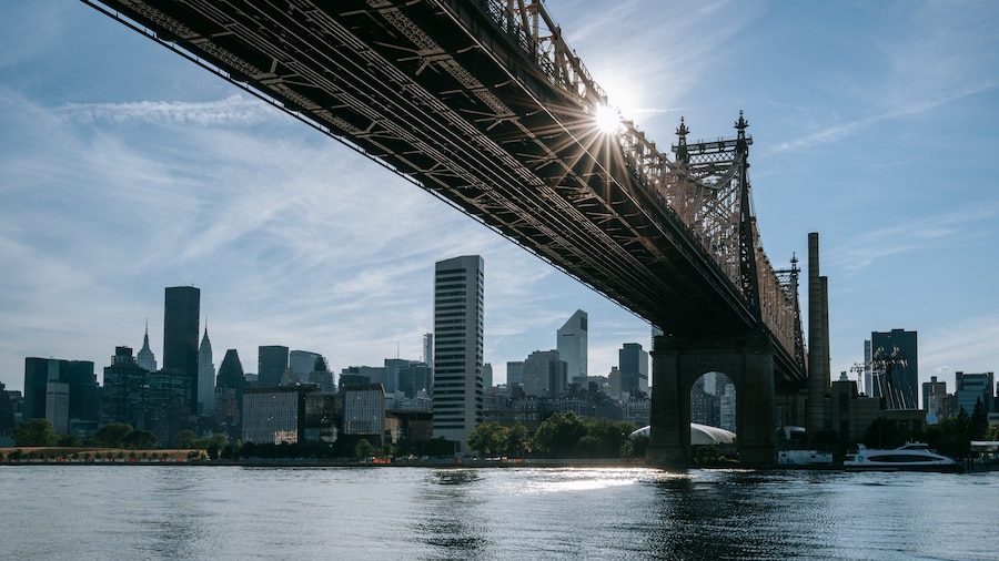 Queensbridge Park showing a city, a bridge and a river or creek