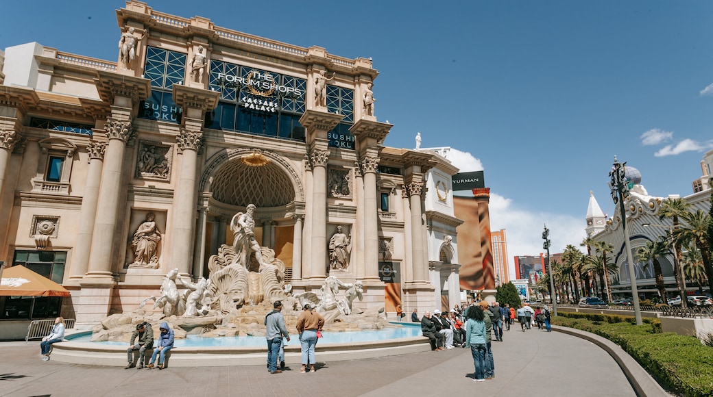 Forum Shops at Caesars which includes a fountain, heritage architecture and street scenes