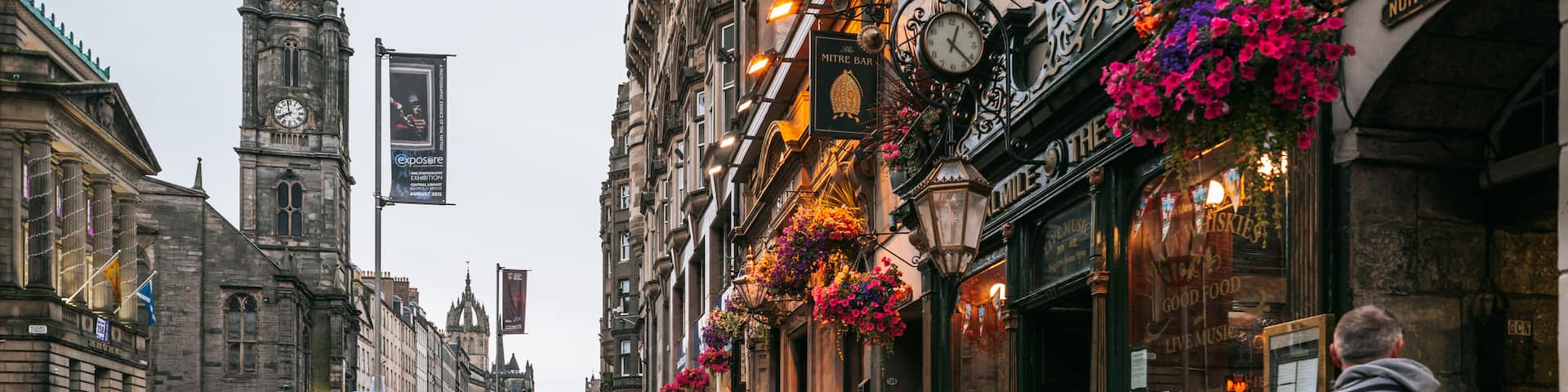 Old Town Edinburgh showing street scenes, outdoor eating and a city