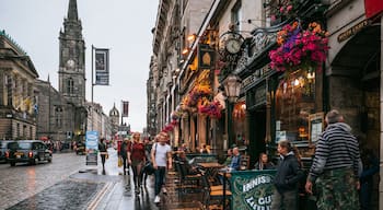 Old Town Edinburgh showing street scenes, outdoor eating and a city