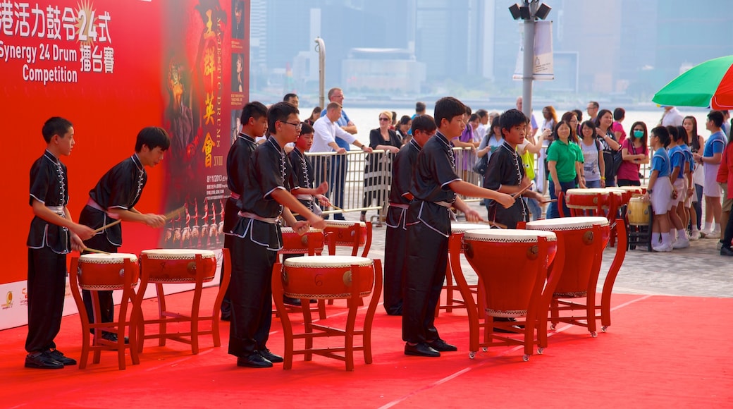 Hong Kong Cultural Centre que incluye un parque o plaza, arte escénica y música