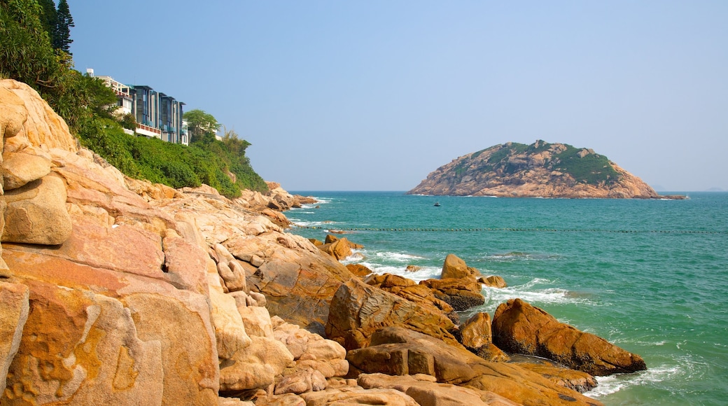 Shek O-stranden presenterar klippig kustlinje