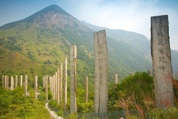 Po Lin Kloster mit einem Landschaften, Berge und Monument