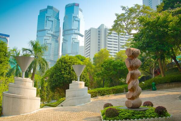 Hongkong-Park mit einem Hochhaus, Garten und Outdoor-Kunst