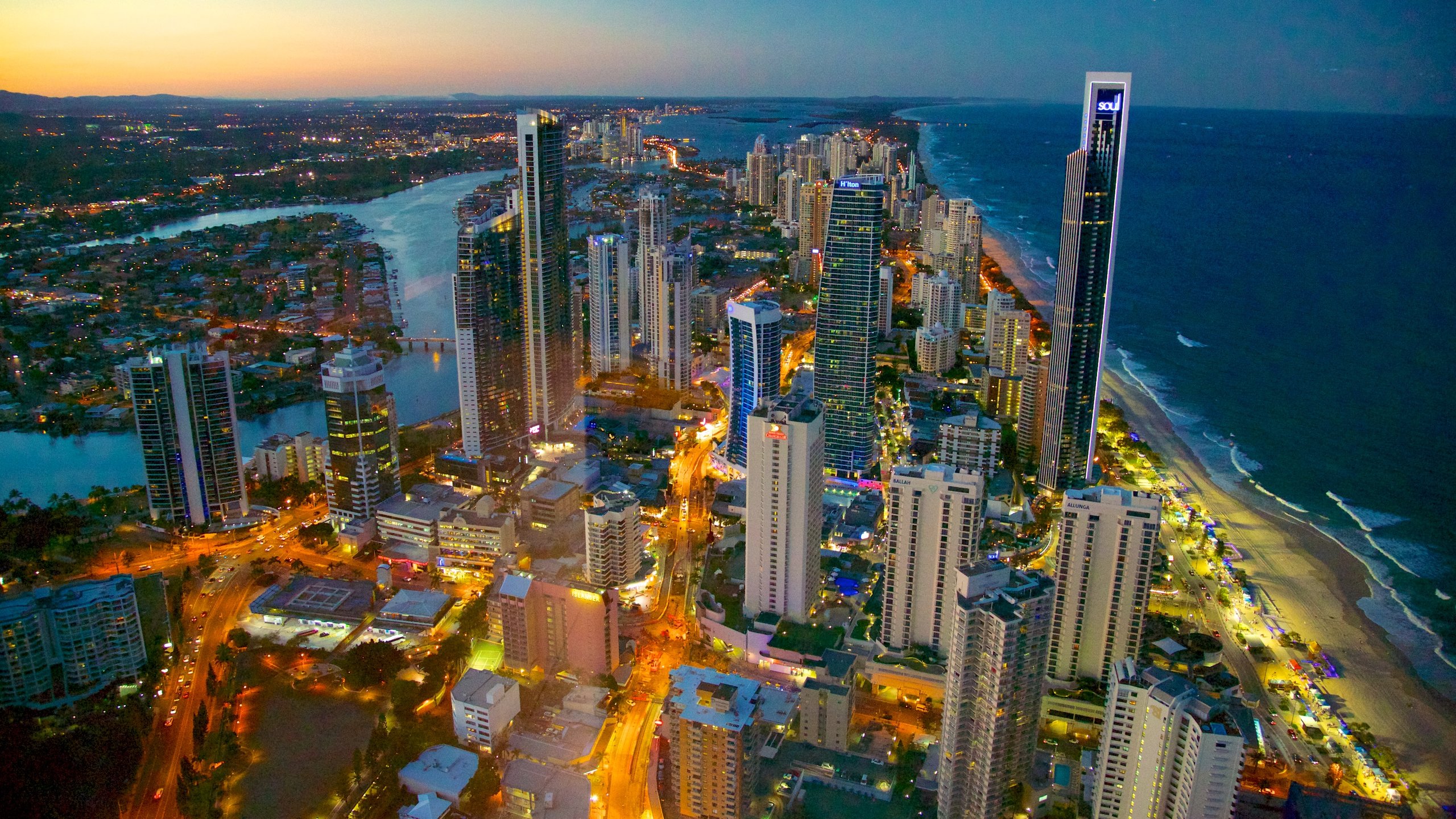 Terraza de observación SkyPoint que incluye vistas de la ciudad, un edificio alto y escenas nocturnas