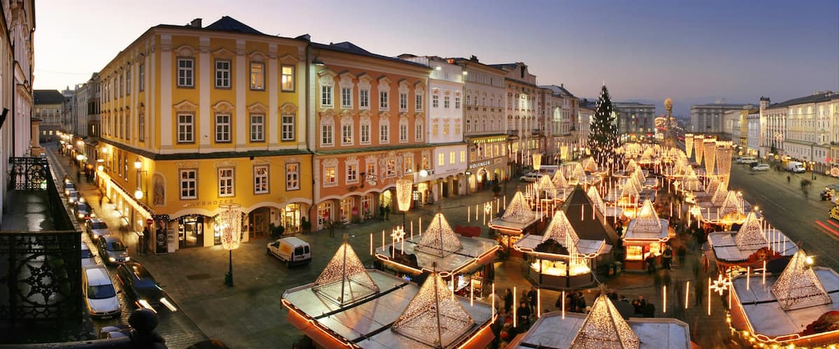 Linz mit einem Stadt, Sonnenuntergang und Platz oder Plaza