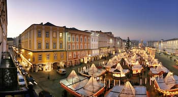 Linz que inclui uma praça ou plaza, uma cidade e um pôr do sol