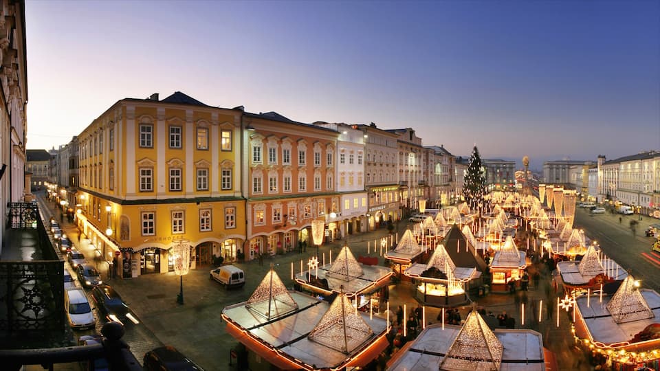 Linz caratteristiche di tramonto, piazza e città