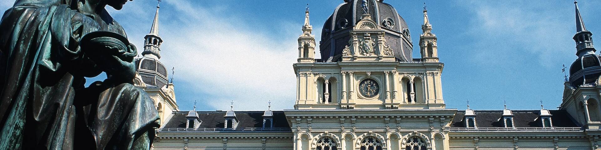 Graz montrant statue ou sculpture, patrimoine architectural et église ou cathédrale