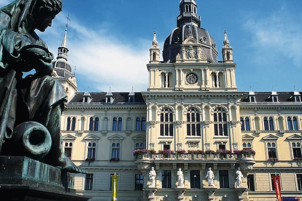 Graz montrant statue ou sculpture, patrimoine architectural et église ou cathédrale