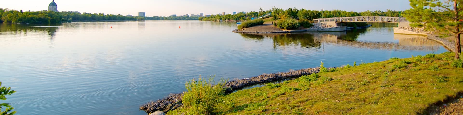 Parc Wascana Centre mettant en vedette lac ou étang, panoramas et parc