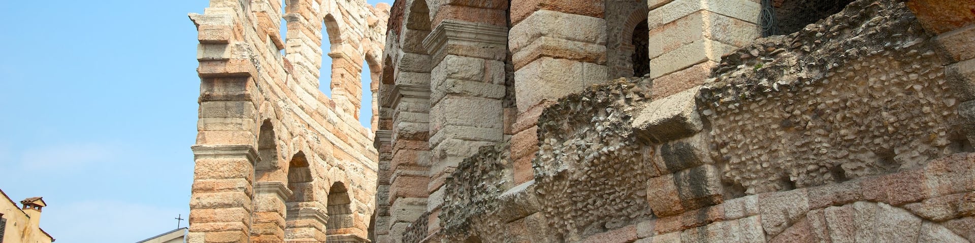 Arena di Verona showing heritage elements and a ruin