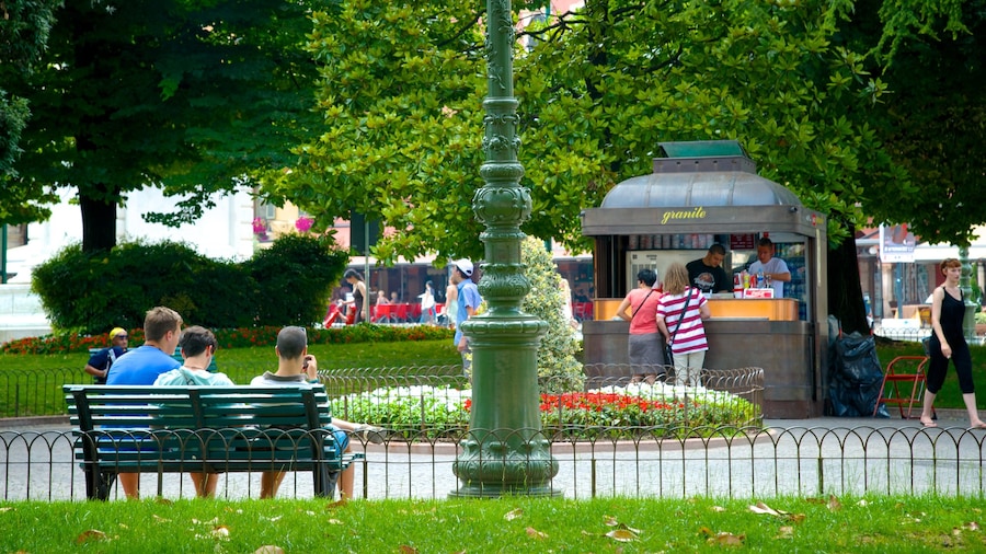 Piazza Bra bevat een tuin en een stad en ook een klein groepje mensen