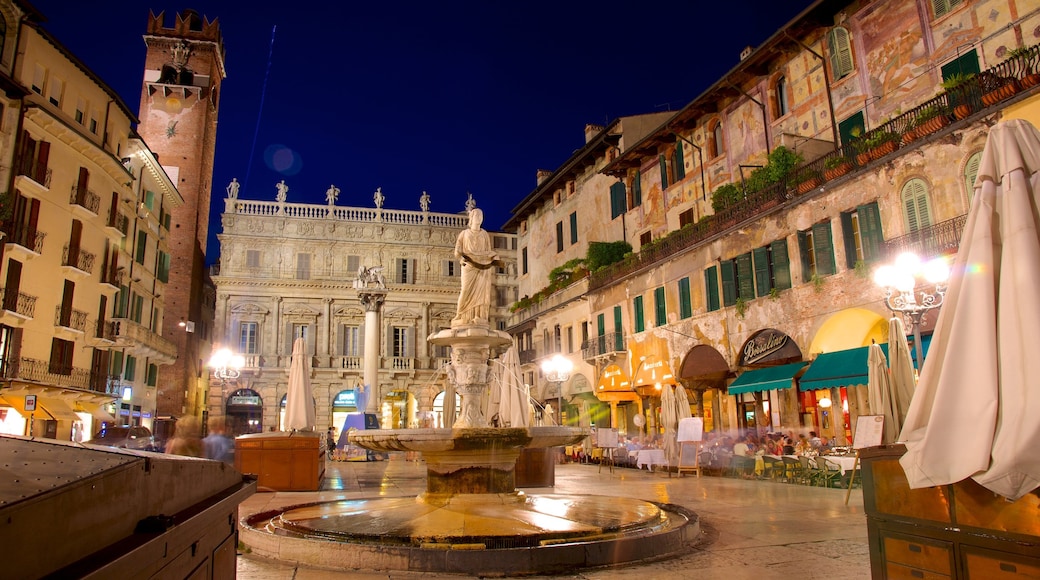 Piazza delle Erbe som inkluderer nattbilder, by og torg eller plass