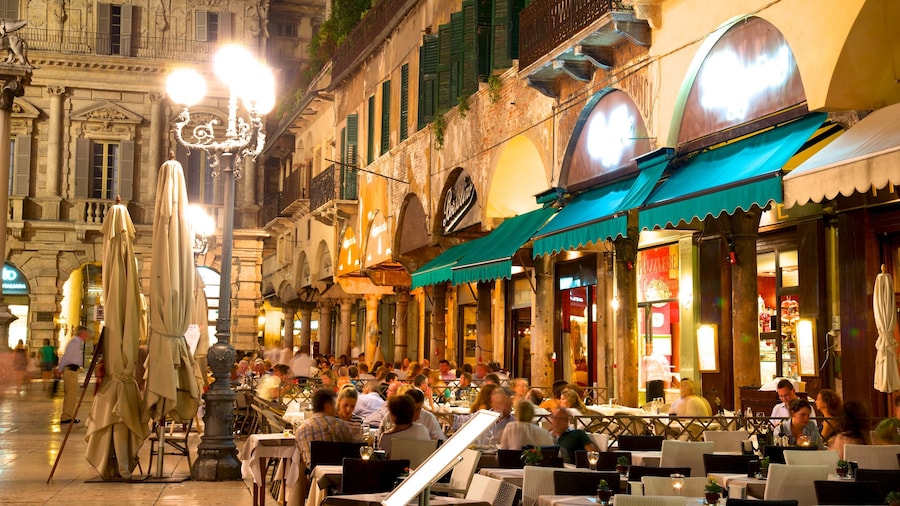 Piazza delle Erbe inclusief een plein, nachtleven en uit eten