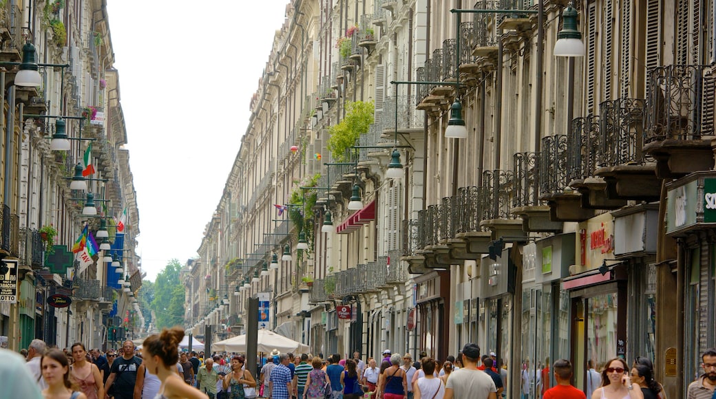 Turin das einen Stadt und Straßenszenen sowie große Menschengruppe