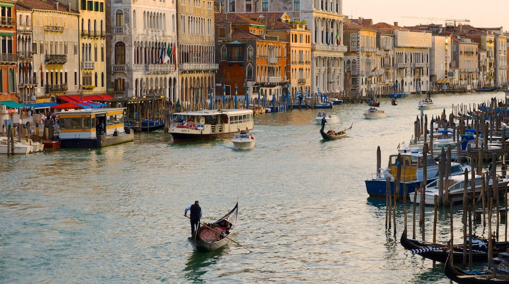 Grand Canal mostrando caiaque ou canoagem, uma cidade e um rio ou córrego