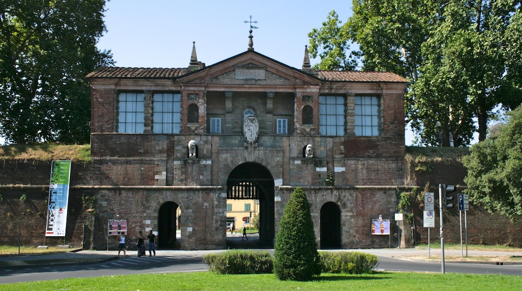 Viareggio que incluye arquitectura patrimonial y un jardín