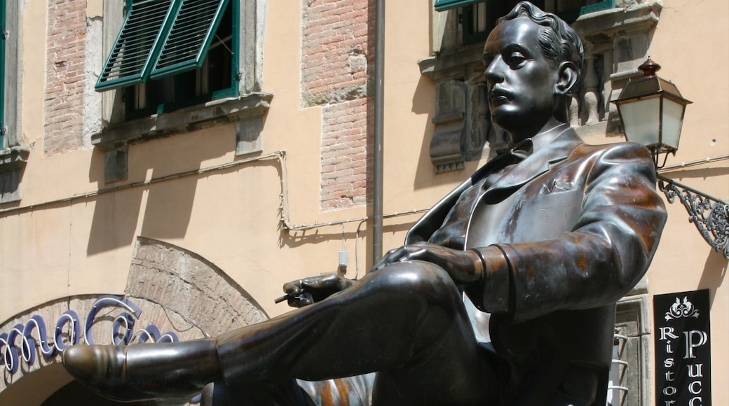 Lucca mostrando una estatua o escultura