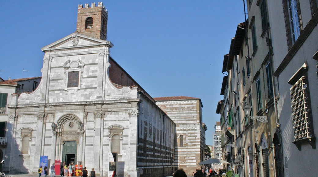 Lucca presenterar historisk arkitektur och en kyrka eller katedral