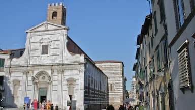 Lucca som inkluderer kirke eller katedral og historisk arkitektur