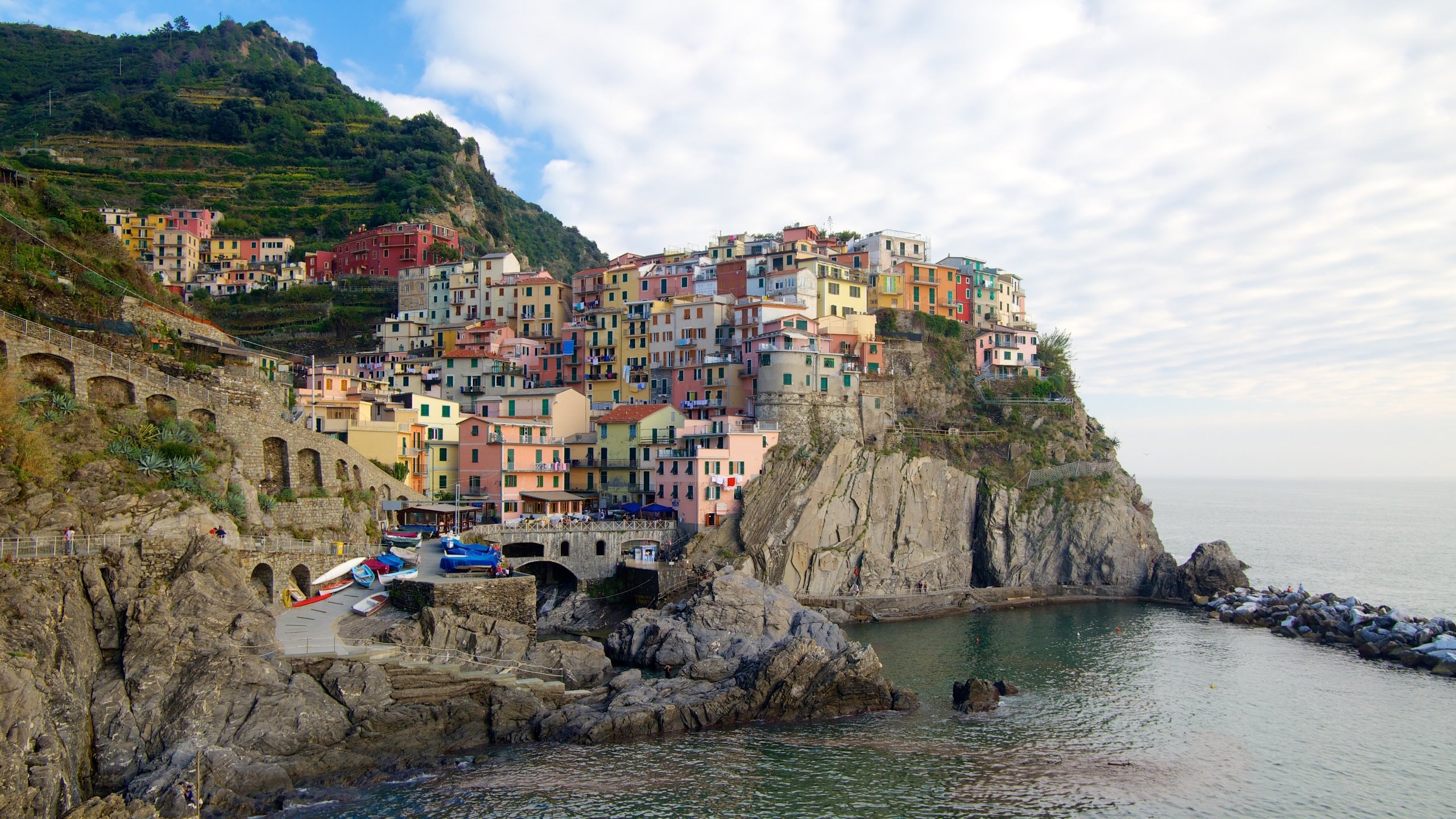 Manarola featuring rocky coastline, a coastal town and mountains