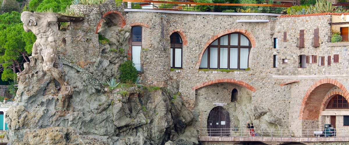 Monterosso al Mare welches beinhaltet historische Architektur, schroffe Küste und Küstenort