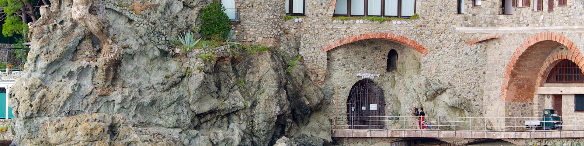 Monterosso al Mare showing a coastal town, rugged coastline and heritage architecture